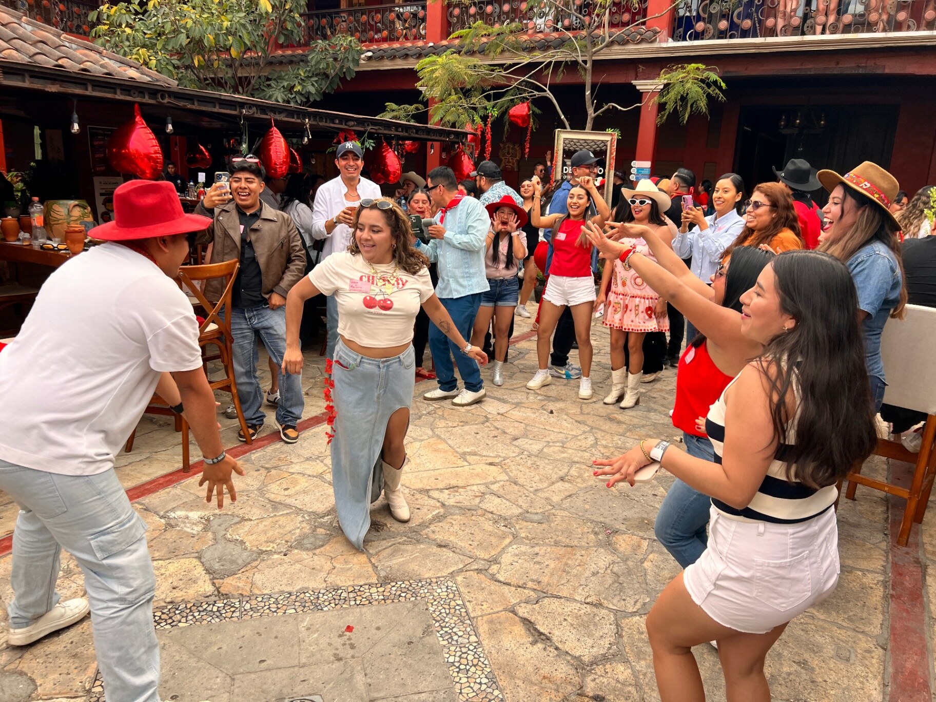Baile en el patio rojo