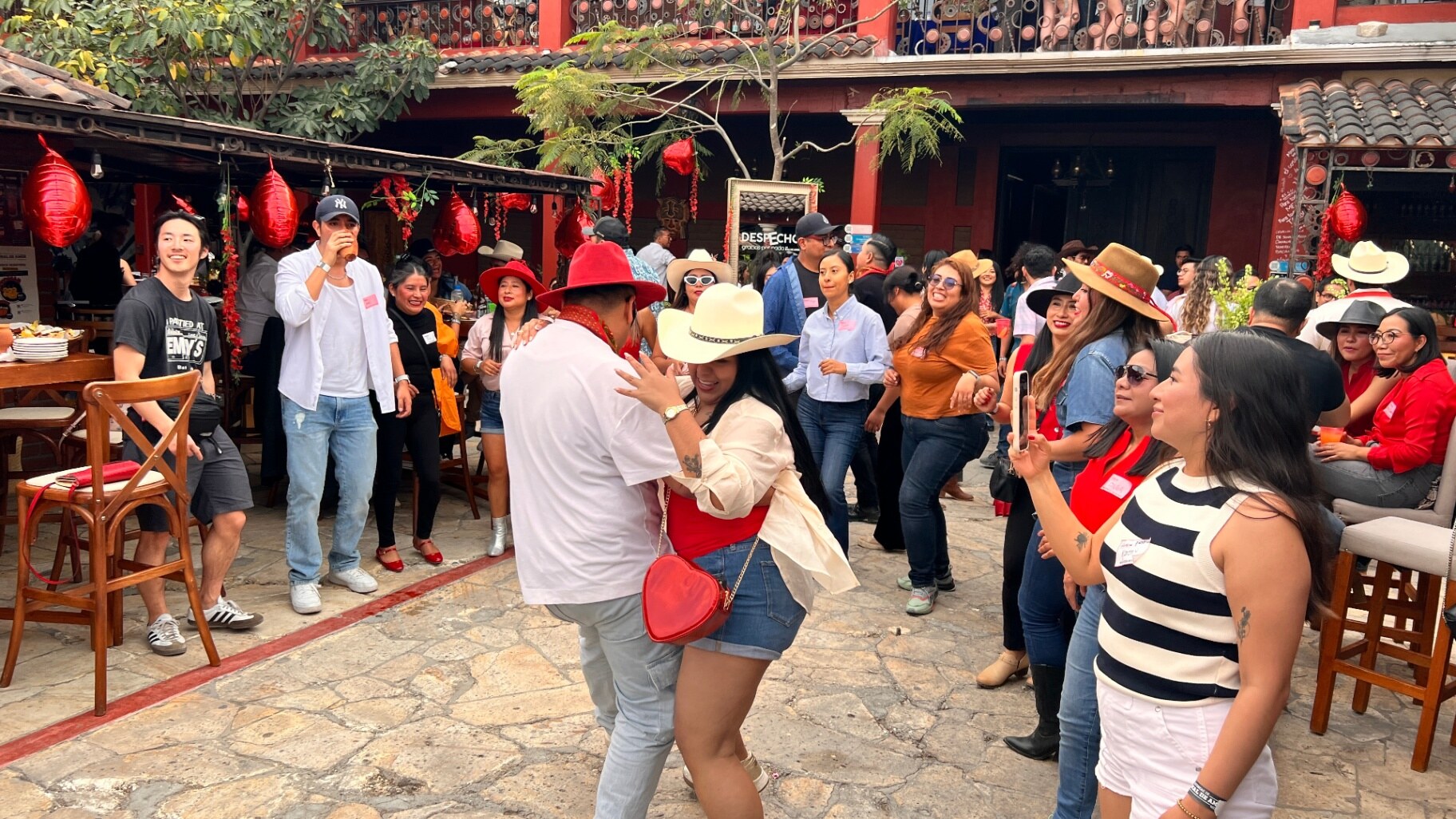 Pareja despechada bailando