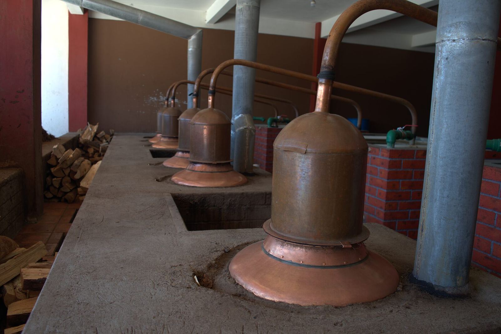 Proceso artesanal del mezcal en palenque de Santiago Matatlán